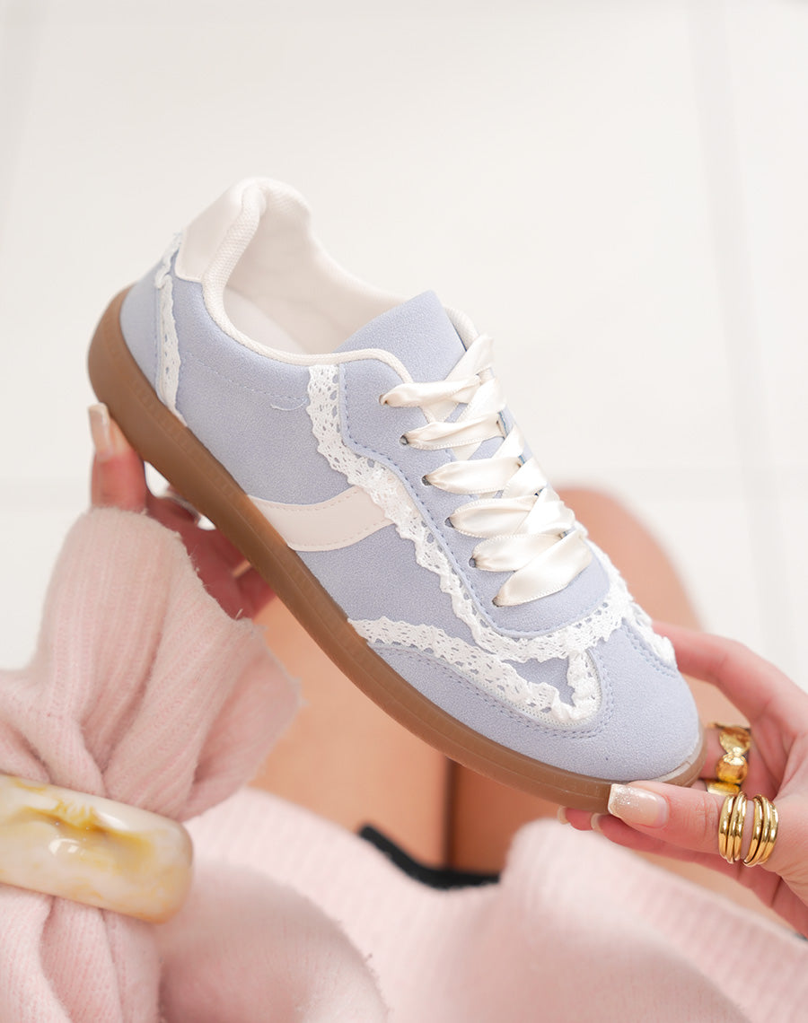 Basket femme bleu pastel en peau de pêche avec dentelle blanche et semelle gomme