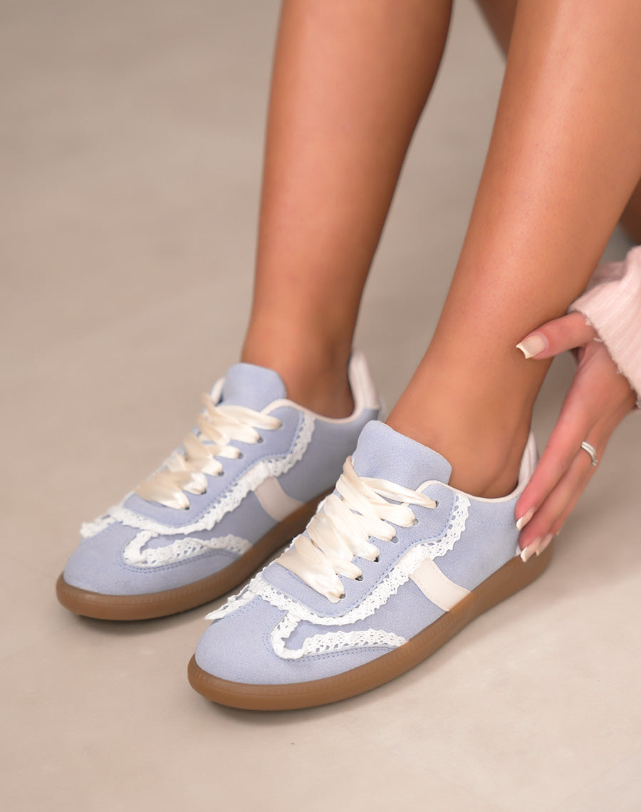 Basket femme bleu pastel en peau de pêche avec dentelle blanche et semelle gomme