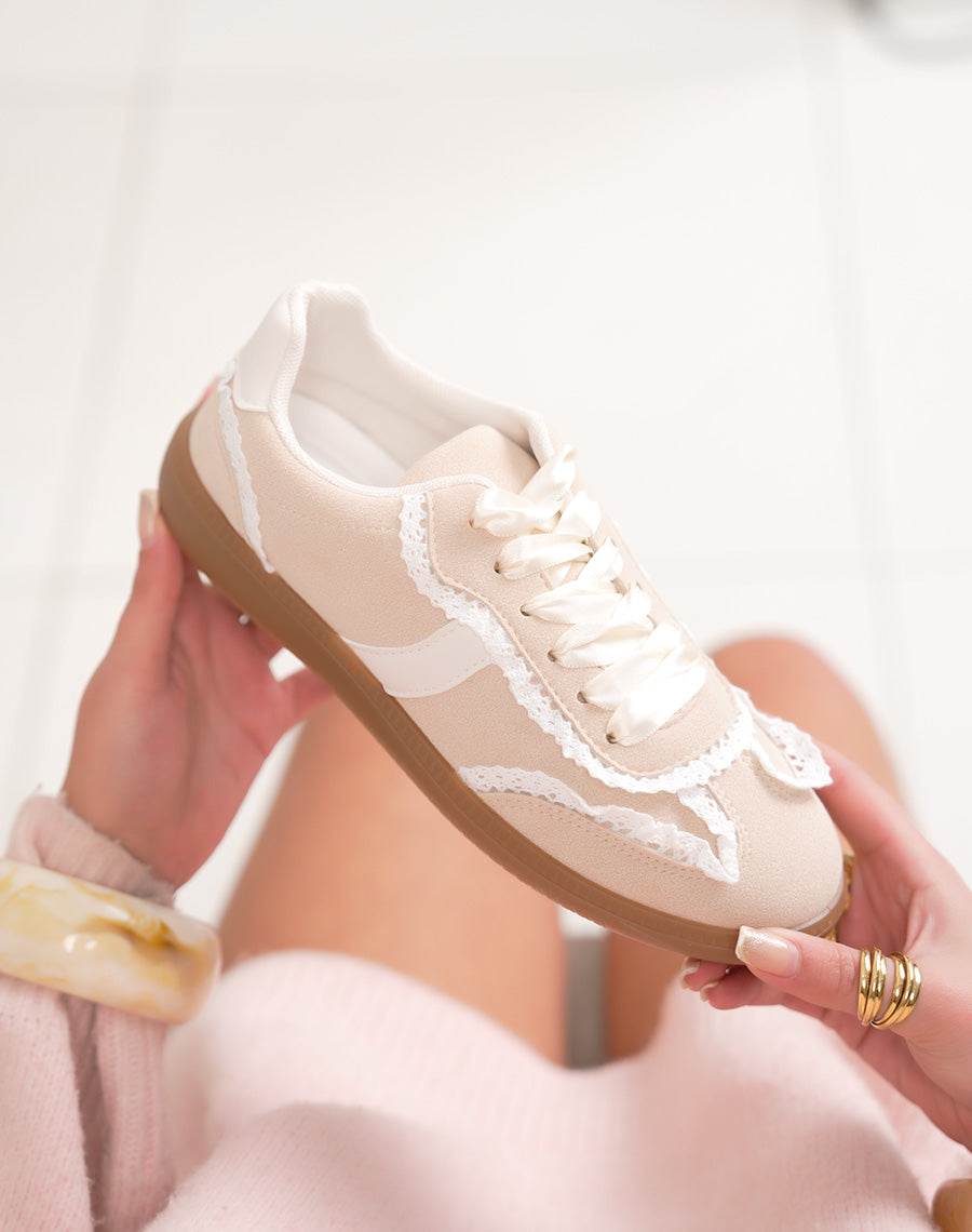 Basket femme beige en peau de pêche avec dentelle blanche et semelle gomme