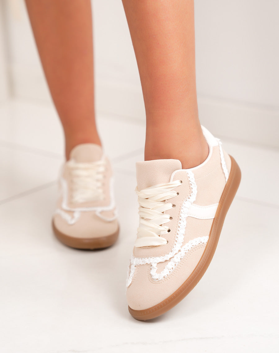 Basket femme beige en peau de pêche avec dentelle blanche et semelle gomme