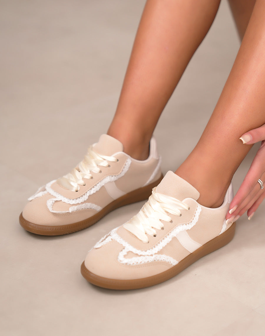Basket femme beige en peau de pêche avec dentelle blanche et semelle gomme