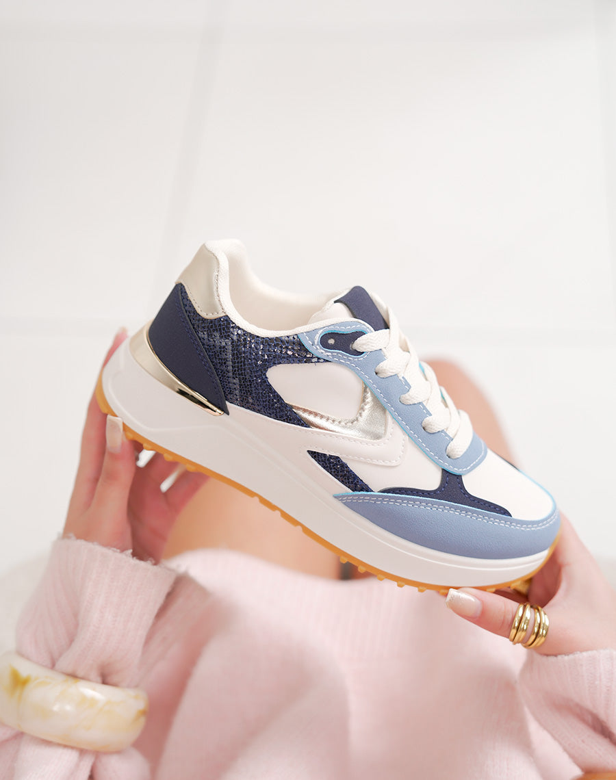 Basket femme blanche avec empiècement bleu clair bleu marine croco et détail doré