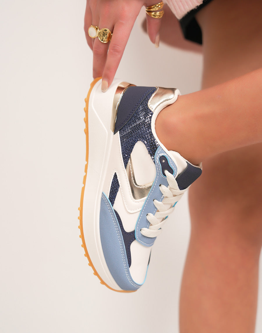 Basket femme blanche avec empiècement bleu clair bleu marine croco et détail doré