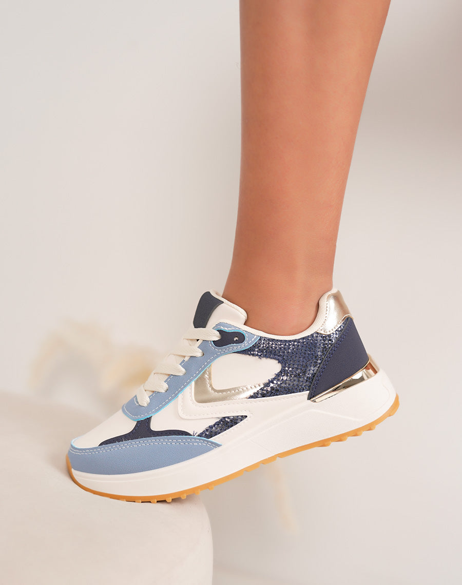 Basket femme blanche avec empiècement bleu clair bleu marine croco et détail doré