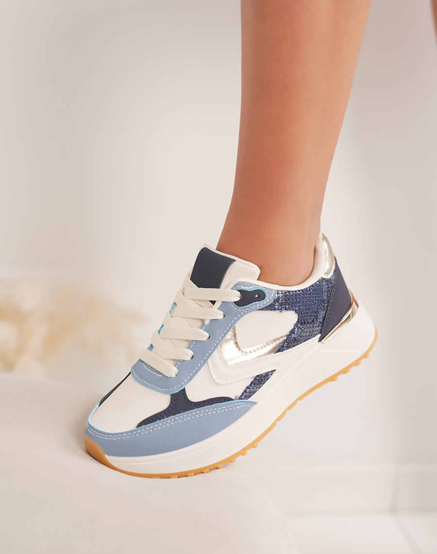 Basket femme blanche avec empiècement bleu clair bleu marine croco et détail doré