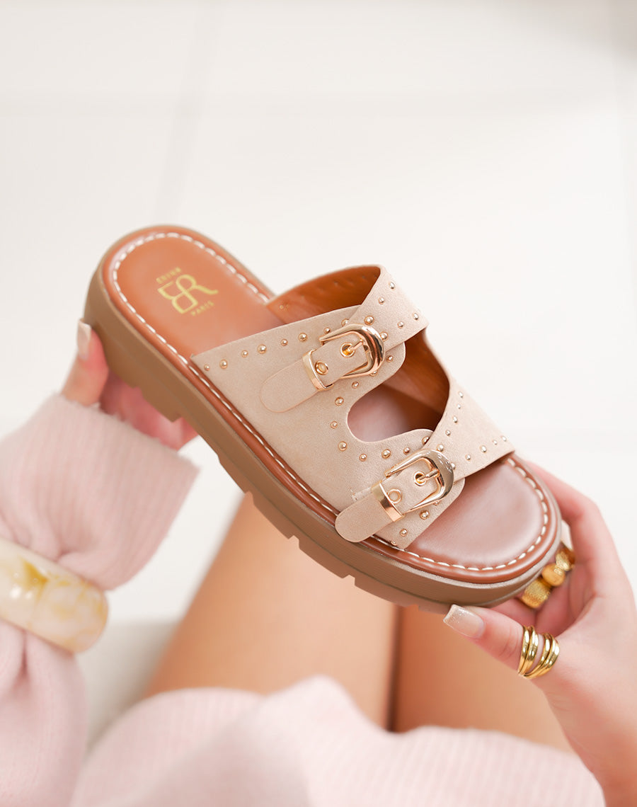 Mules femme beige en suédine avec semelle crantée et boucles dorées élégantes