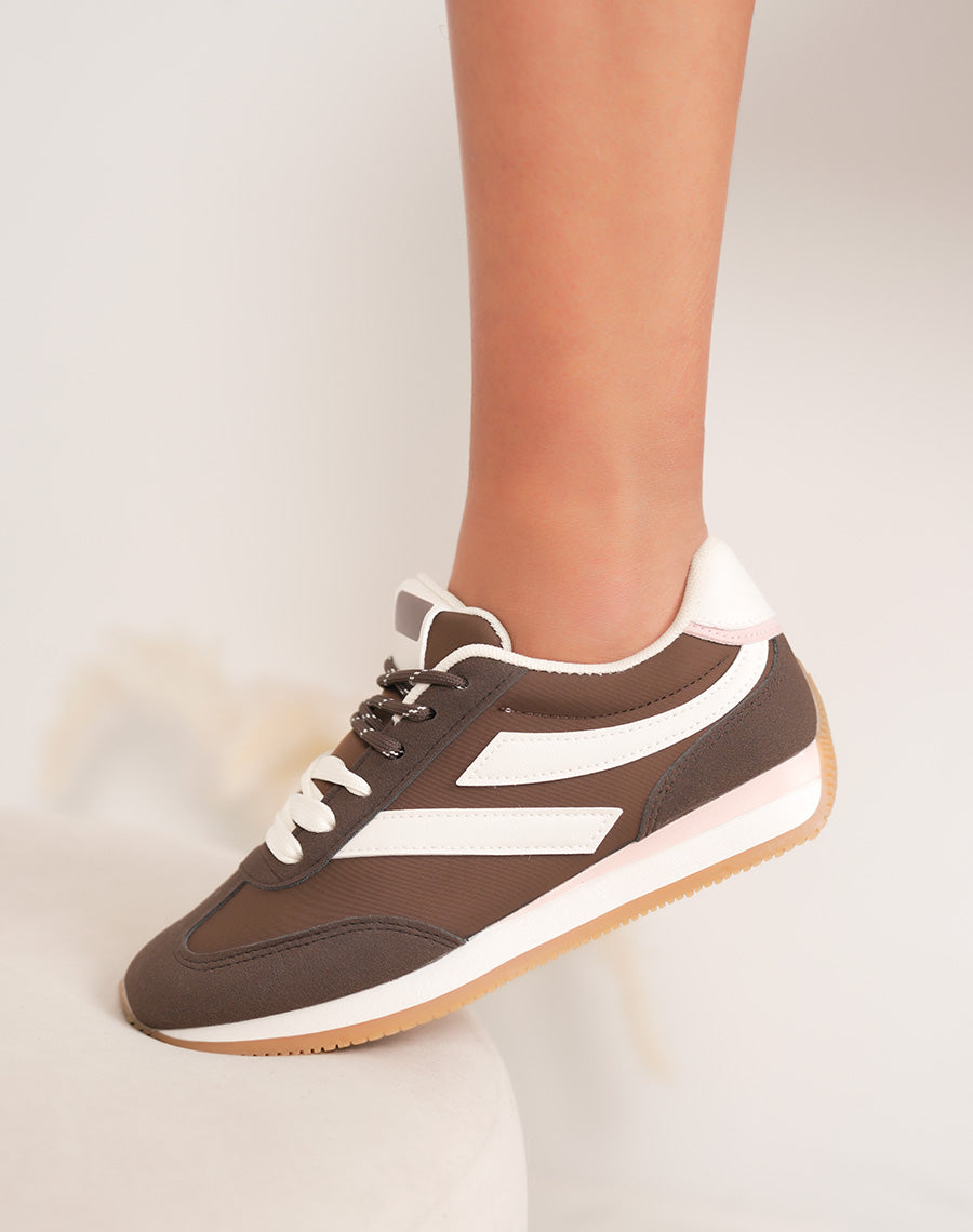 Baskets femme marron à double lacets avec empiècements blancs et bout en suédine