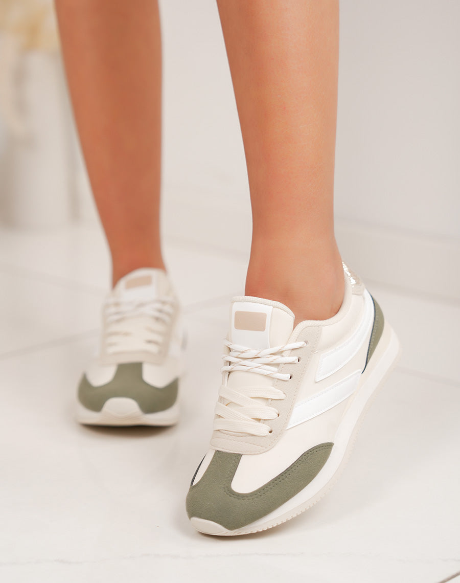 Baskets femme beige avec empiècements blancs et suédine verte à lacets blancs