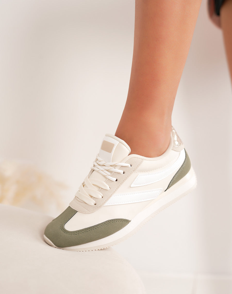 Baskets femme beige avec empiècements blancs et suédine verte à lacets blancs