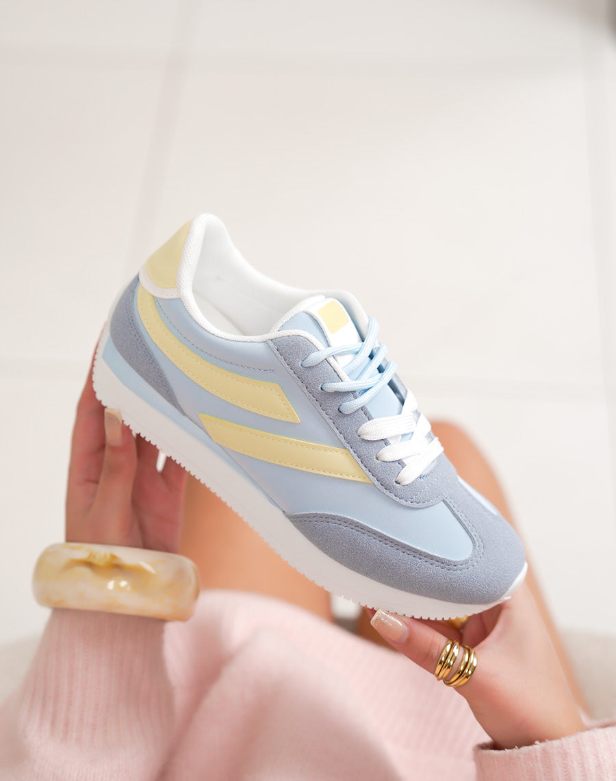 Baskets femme bleu pastel avec empiècements jaunes et doube lacets