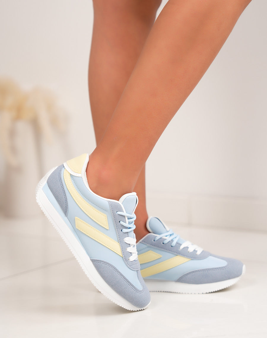 Baskets femme bleu pastel avec empiècements jaunes et doube lacets