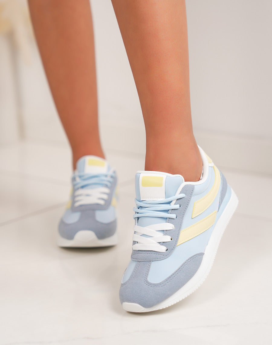 Baskets femme bleu pastel avec empiècements jaunes et doube lacets
