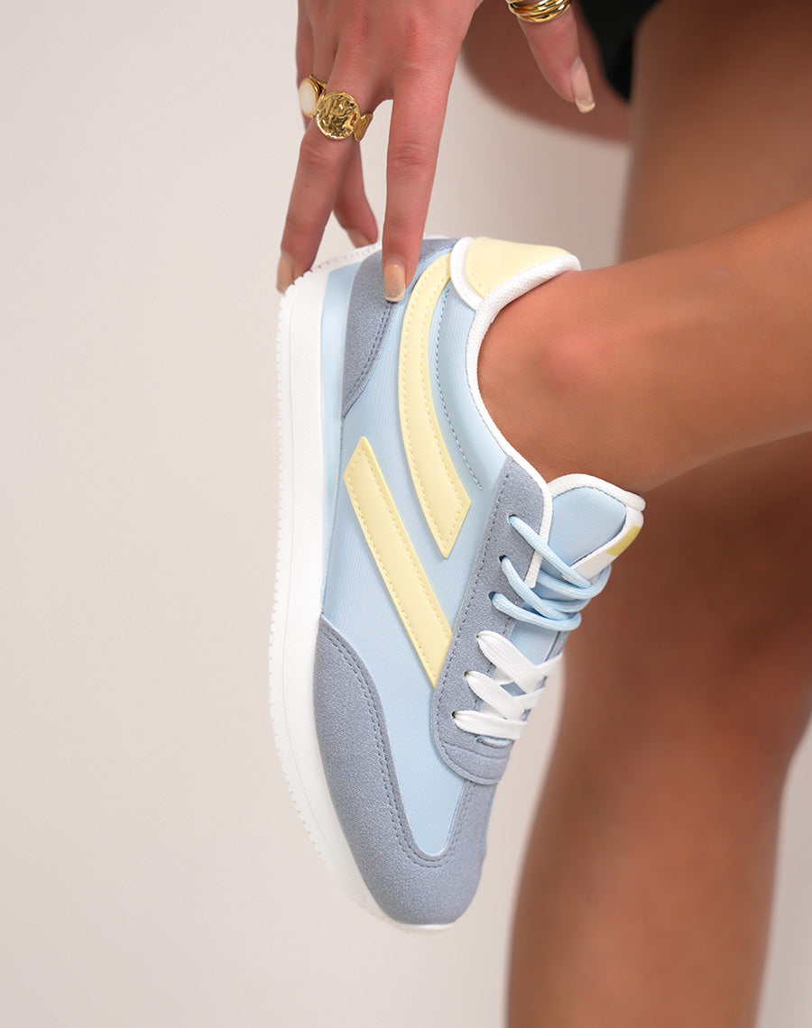 Baskets femme bleu pastel avec empiècements jaunes et doube lacets