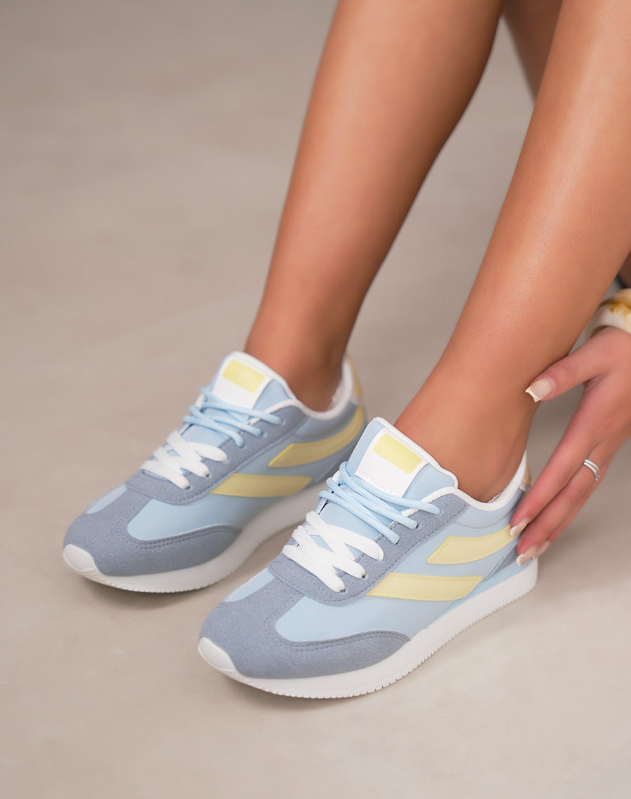 Baskets femme bleu pastel avec empiècements jaunes et doube lacets