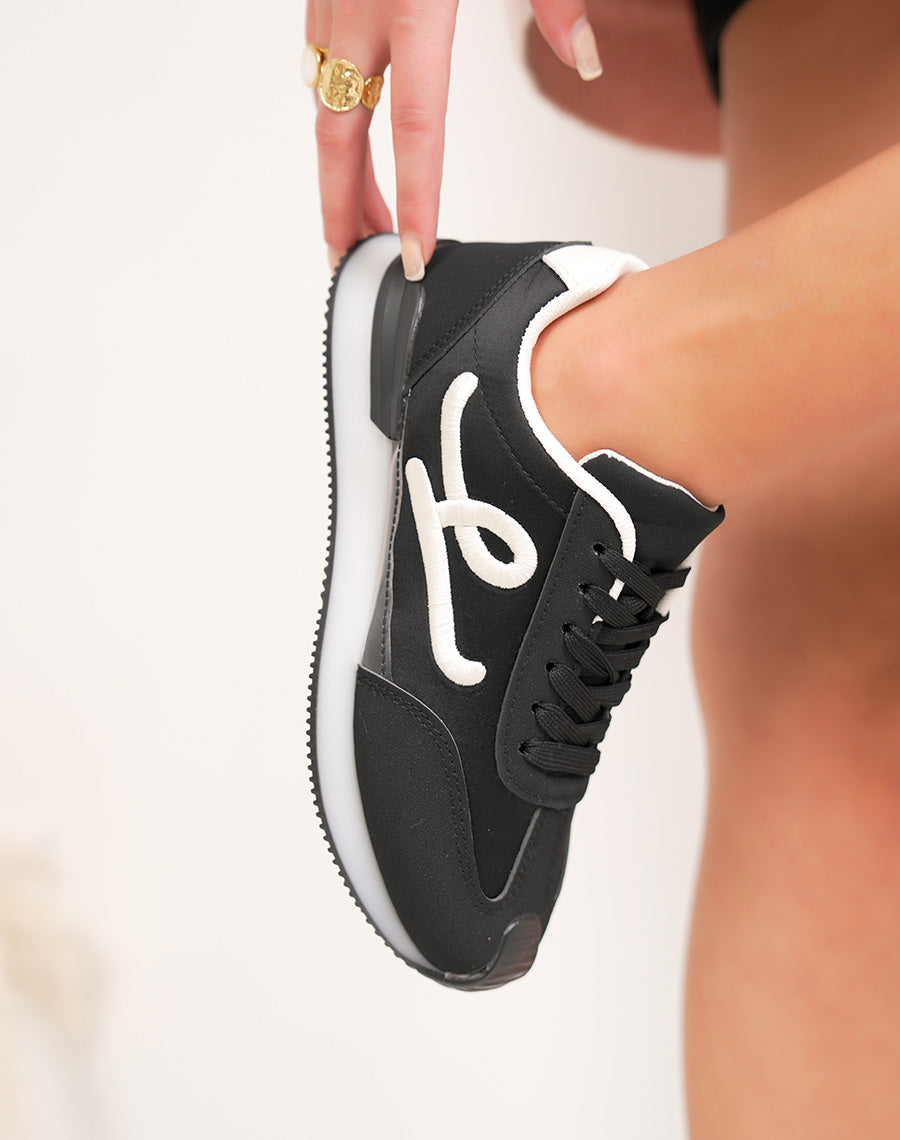 Basket femme noire tendance avec lettre "L" blanche tissée