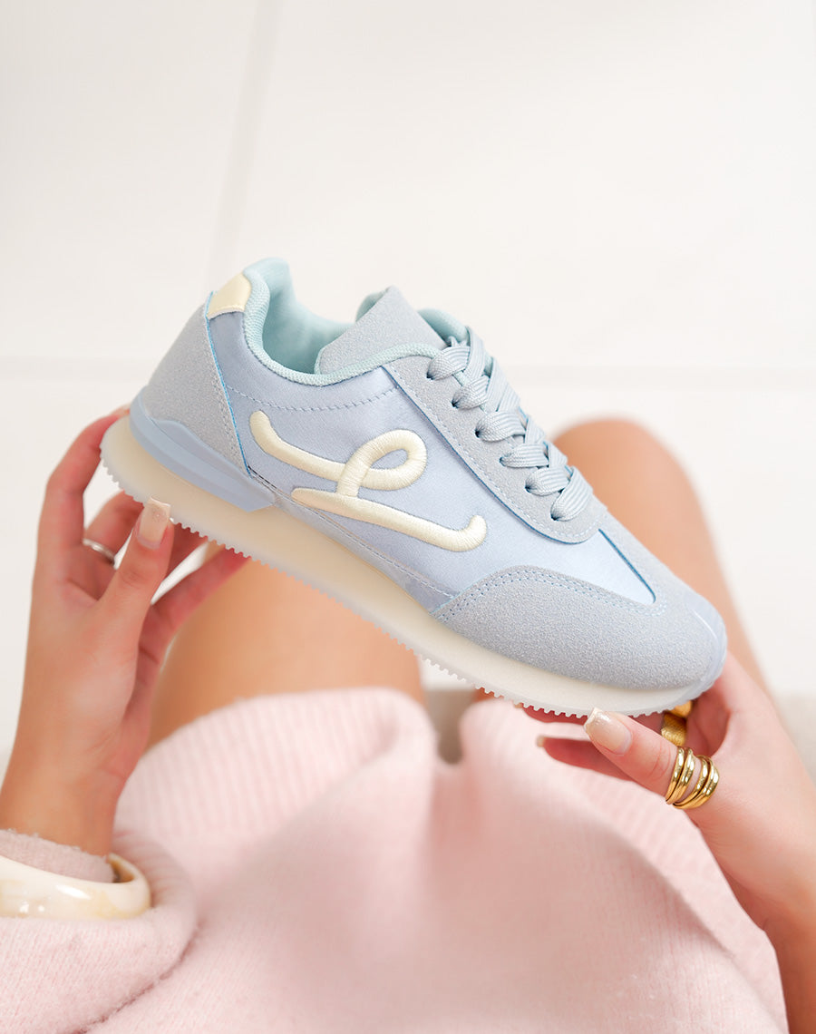Basket femme bleu pastel tendance avec lettre "L" tissée