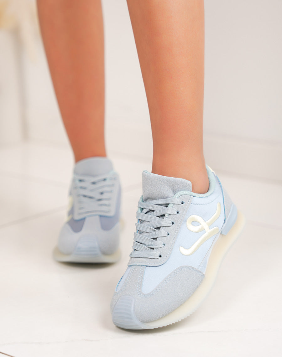 Basket femme bleu pastel tendance avec lettre "L" tissée
