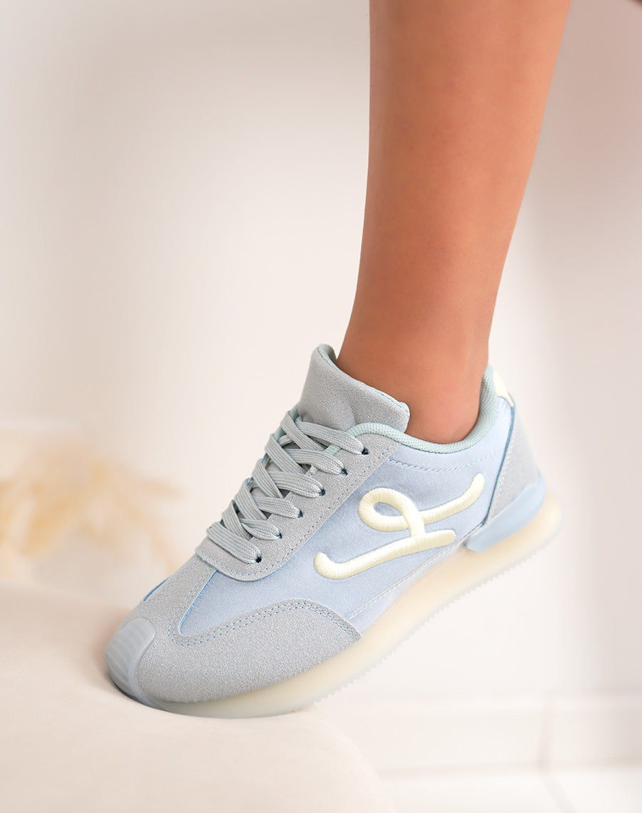 Basket femme bleu pastel tendance avec lettre "L" tissée