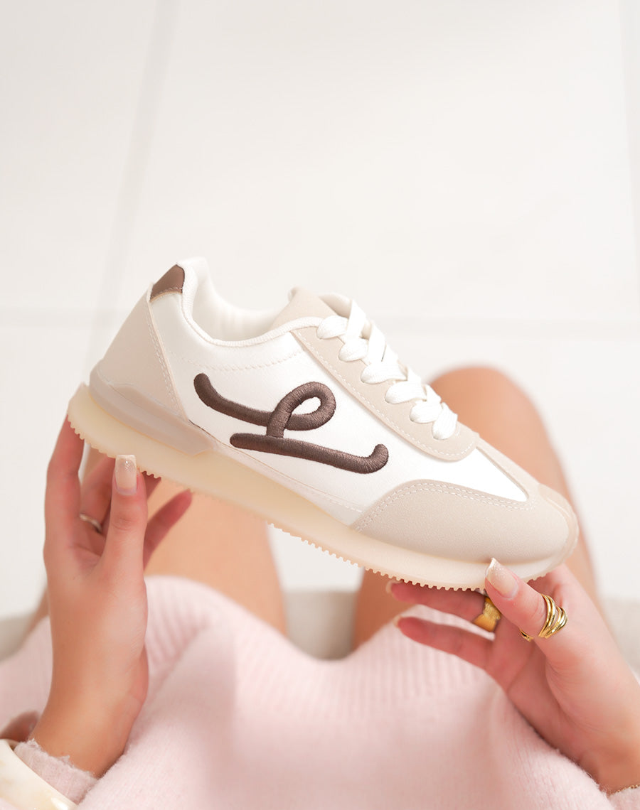 Basket femme blanche élégante avec empiècements beiges et lettre L marron