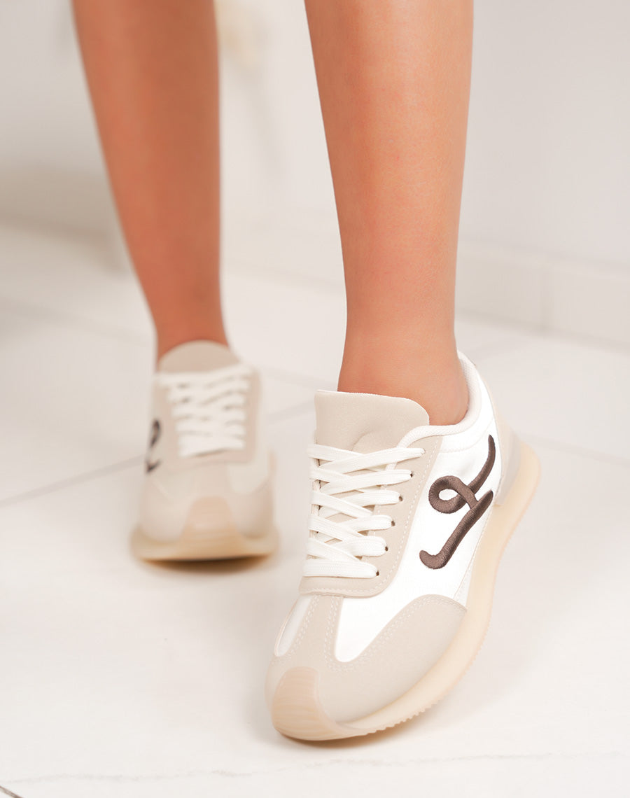 Basket femme blanche élégante avec empiècements beiges et lettre L marron