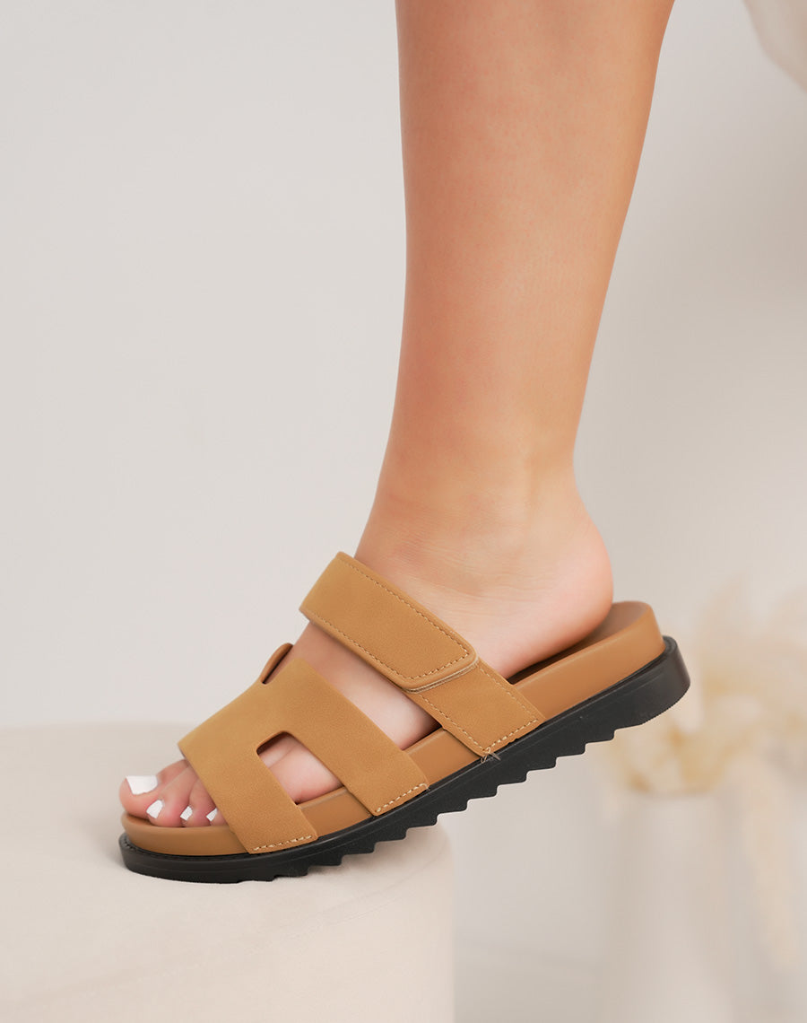 Mules femme camel plates tendance avec bride à scratch et semelle crantée confortable