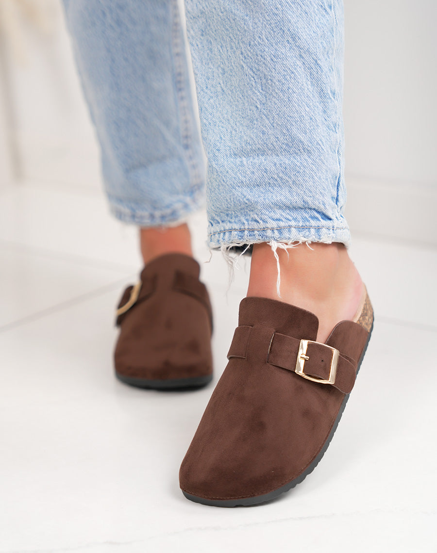 Mules femme marron en suédine avec boucle dorée