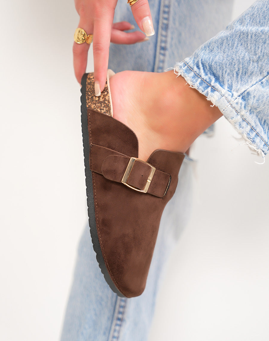 Mules femme marron en suédine avec boucle dorée