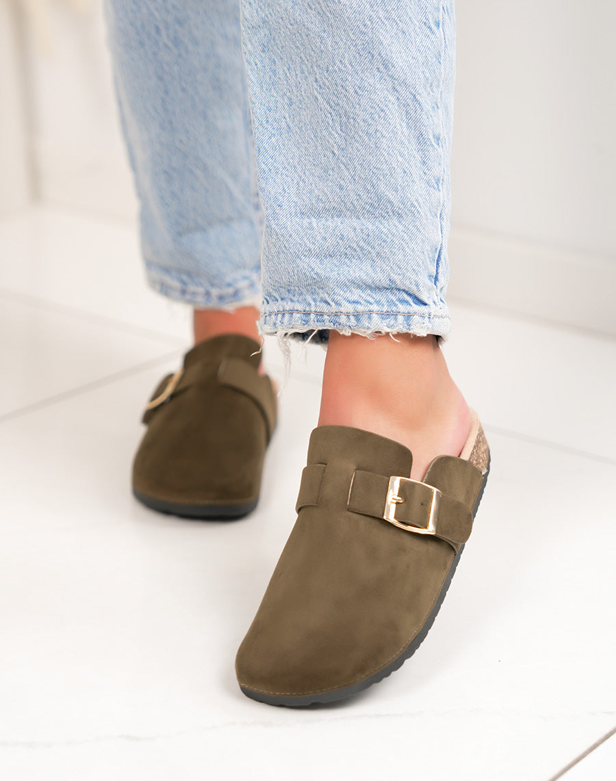 Mules femme vert kaki en suédine avec boucle dorée