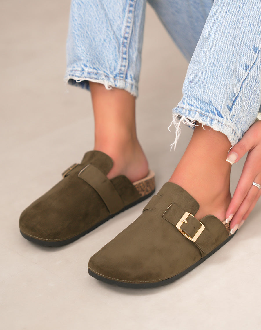Mules femme vert kaki en suédine avec boucle dorée