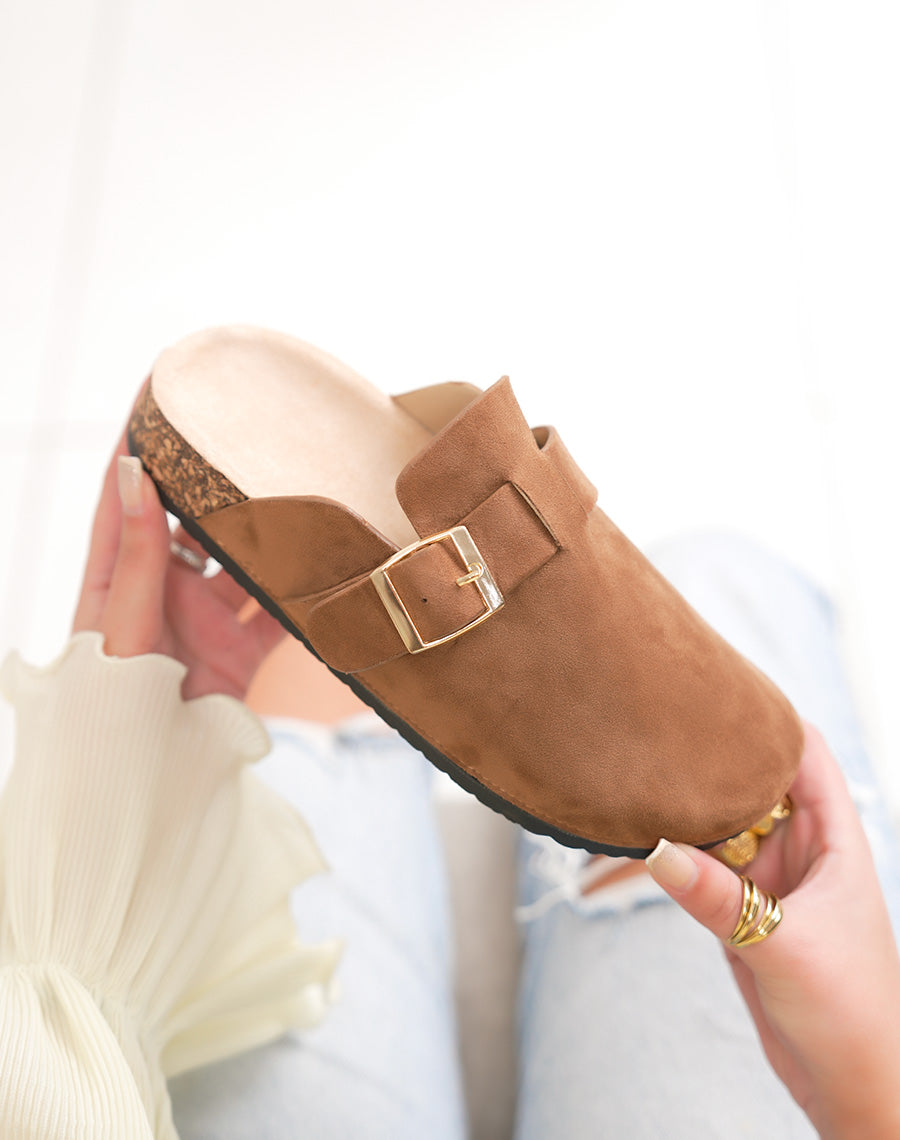 Mules femme marron clair en suédine avec boucle dorée