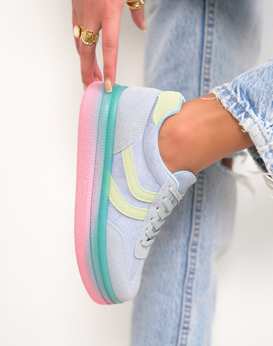 Basket femme bleue pastel tendance à plateforme avec semelle turquoise et rose