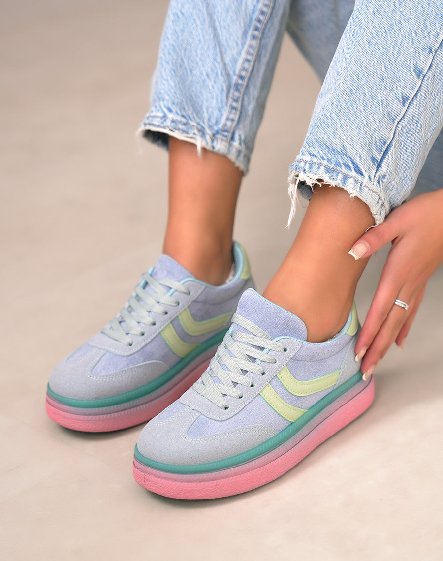 Basket femme bleue pastel tendance à plateforme avec semelle turquoise et rose
