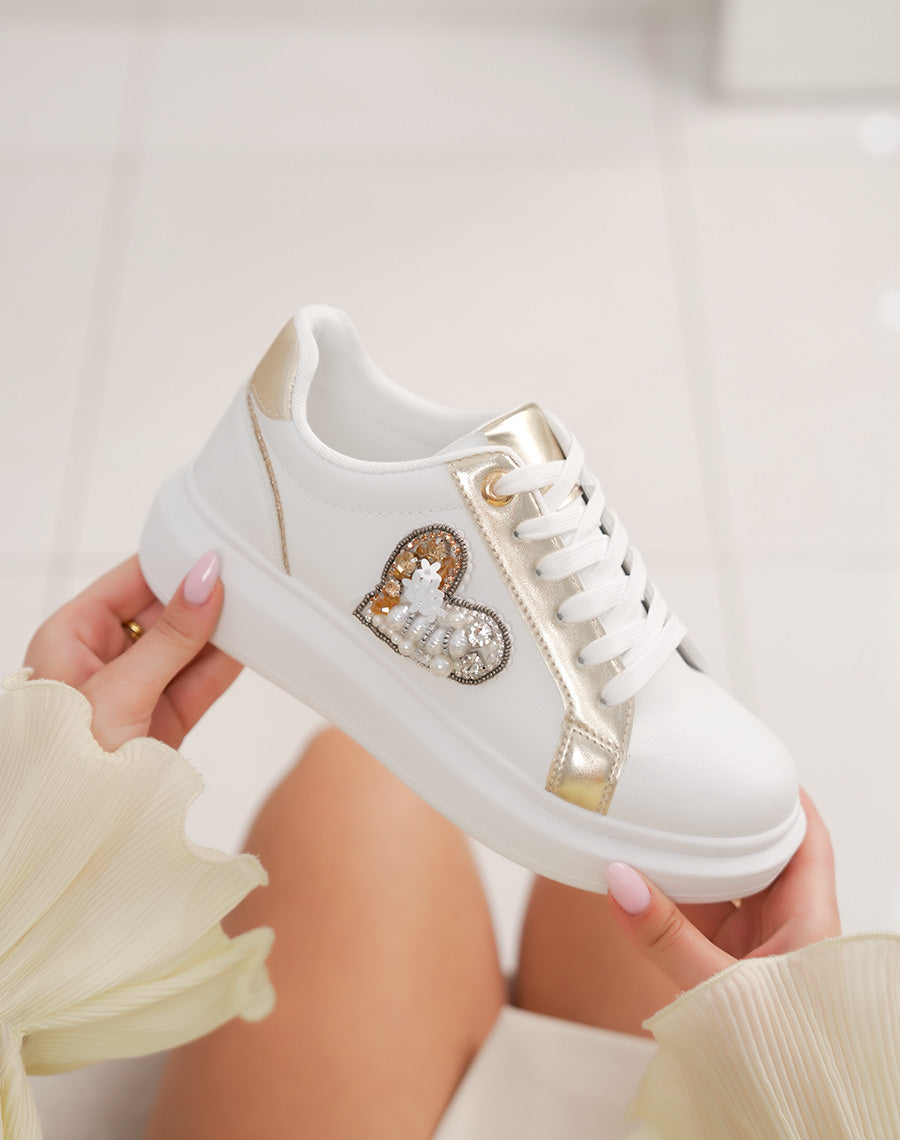 Basket femme blanche tendance avec détails dorés et cœur strassé