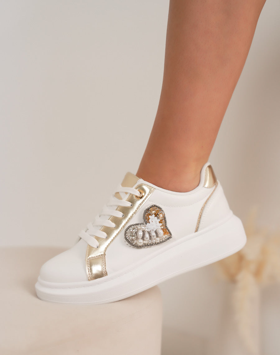 Basket femme blanche tendance avec détails dorés et cœur strassé