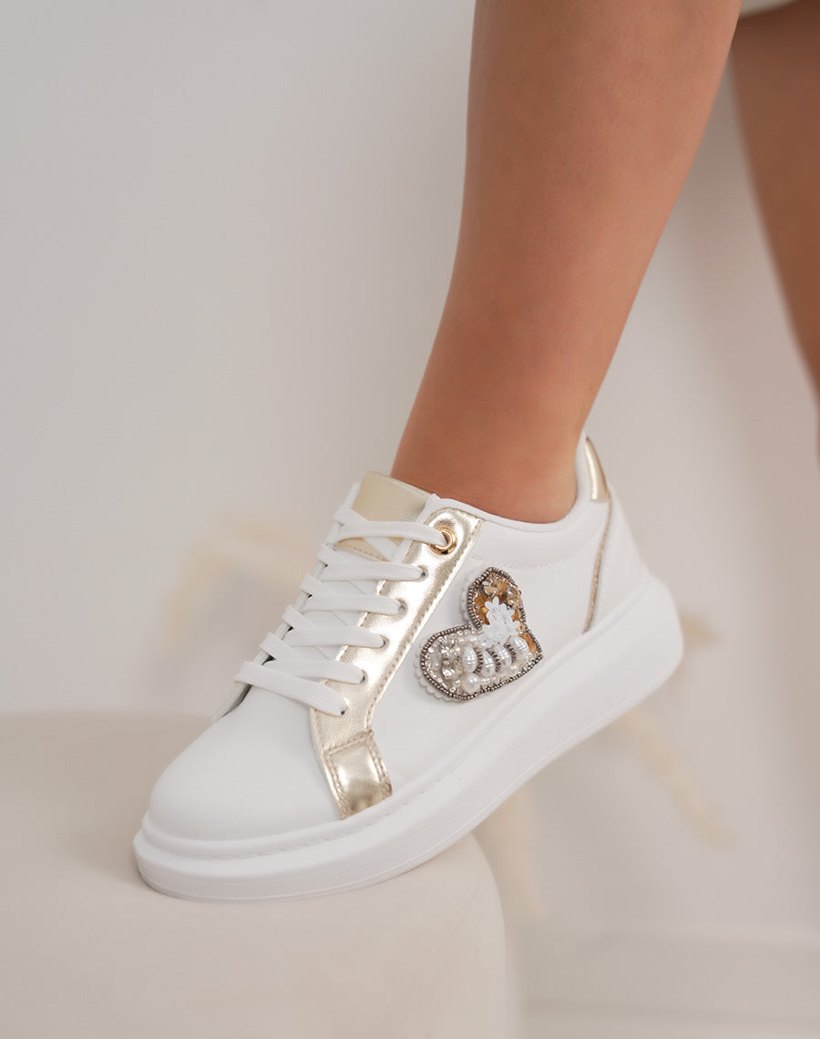 Basket femme blanche tendance avec détails dorés et cœur strassé