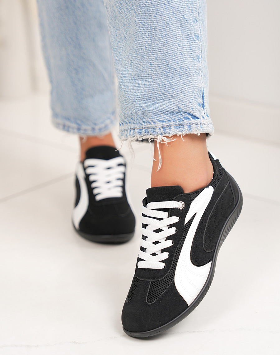 Basket femme noire tendance empiècements blancs sport chic confortable