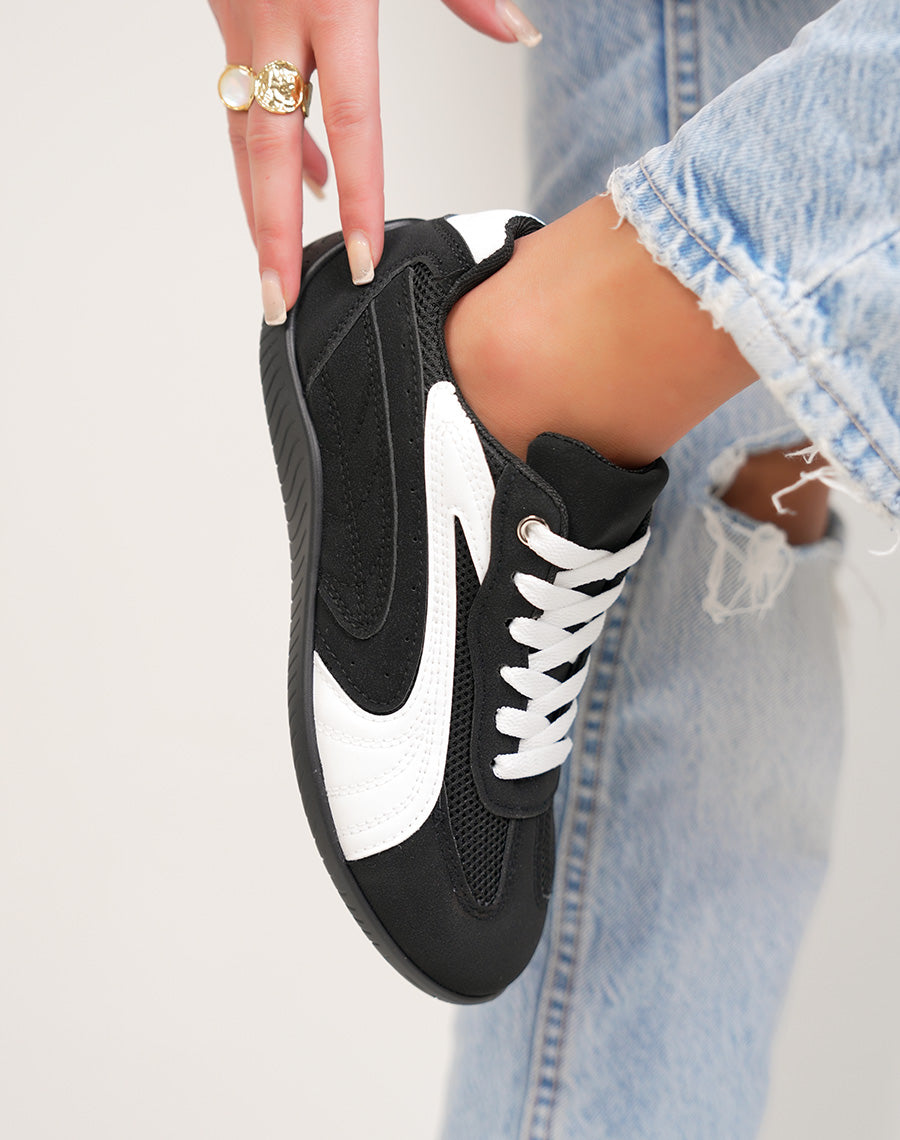 Basket femme noire tendance empiècements blancs sport chic confortable