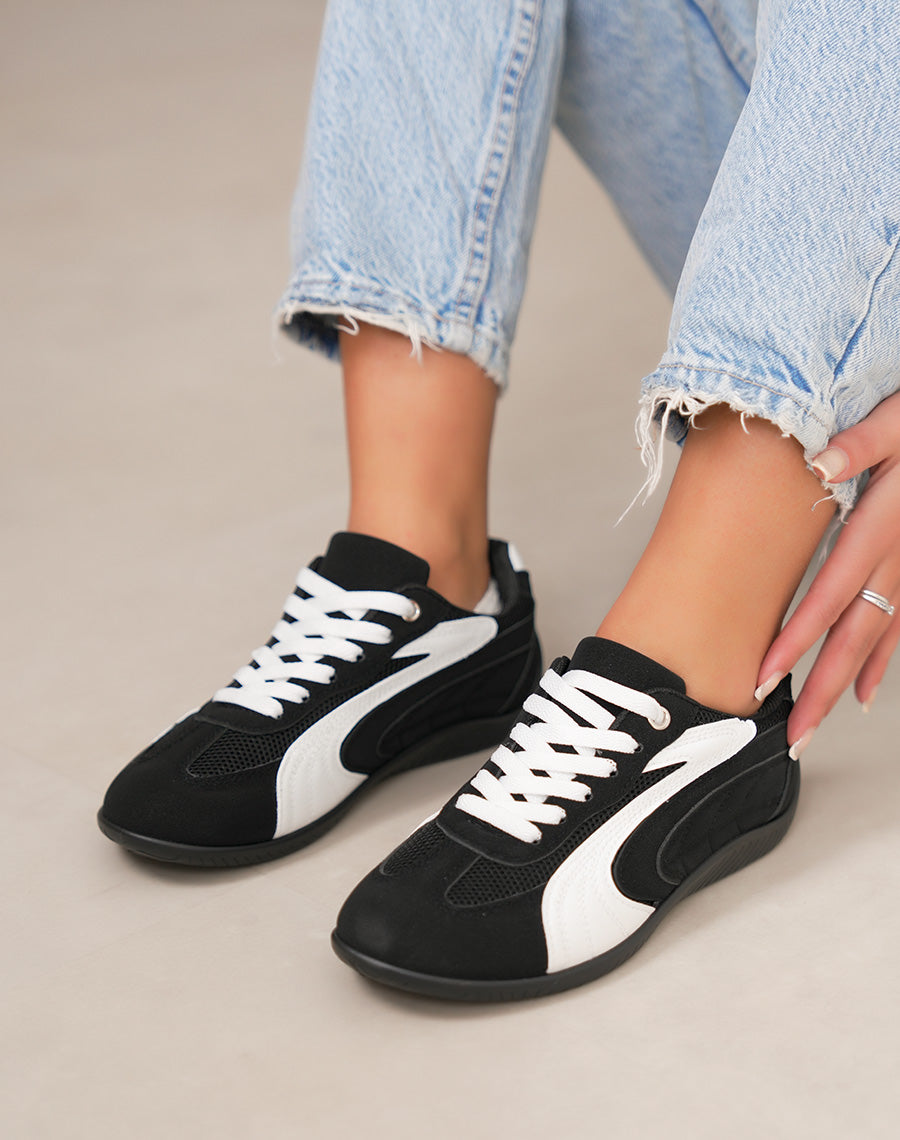 Basket femme noire tendance empiècements blancs sport chic confortable