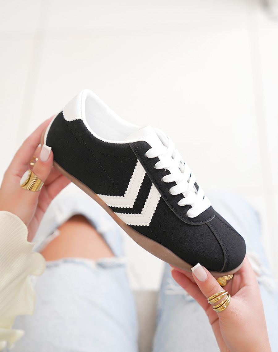 Baskets femme noires tendance à empiècement blanc style sportif chic