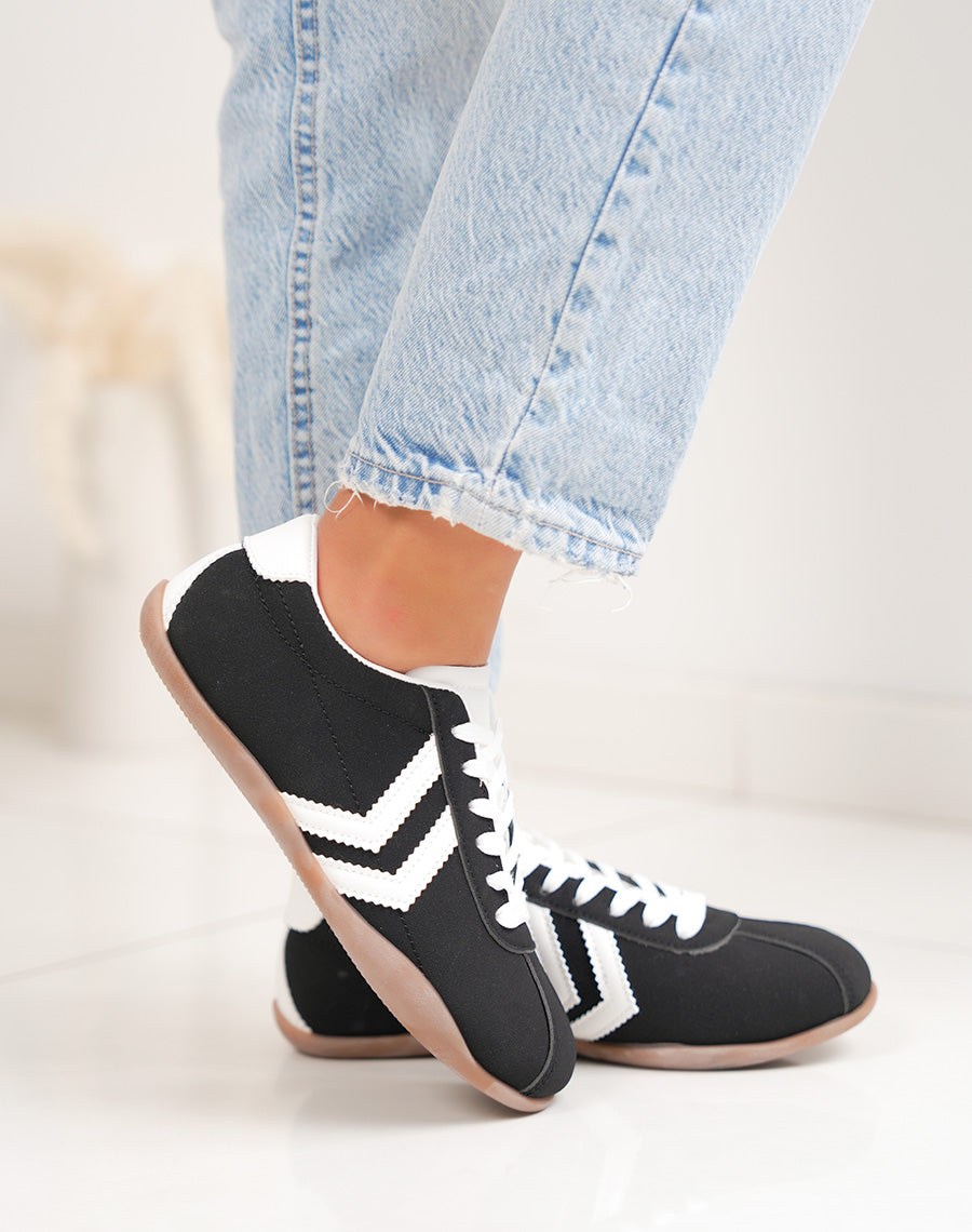 Baskets femme noires tendance à empiècement blanc style sportif chic