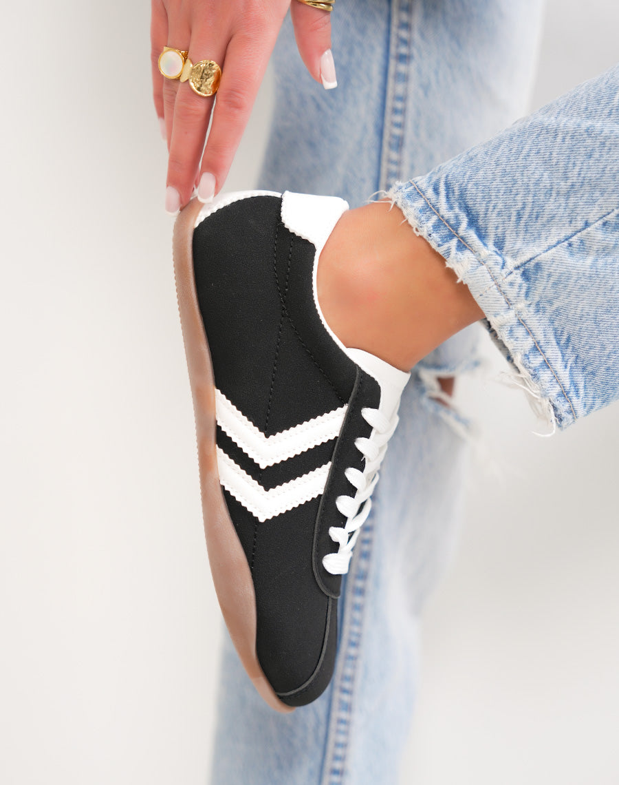 Baskets femme noires tendance à empiècement blanc style sportif chic