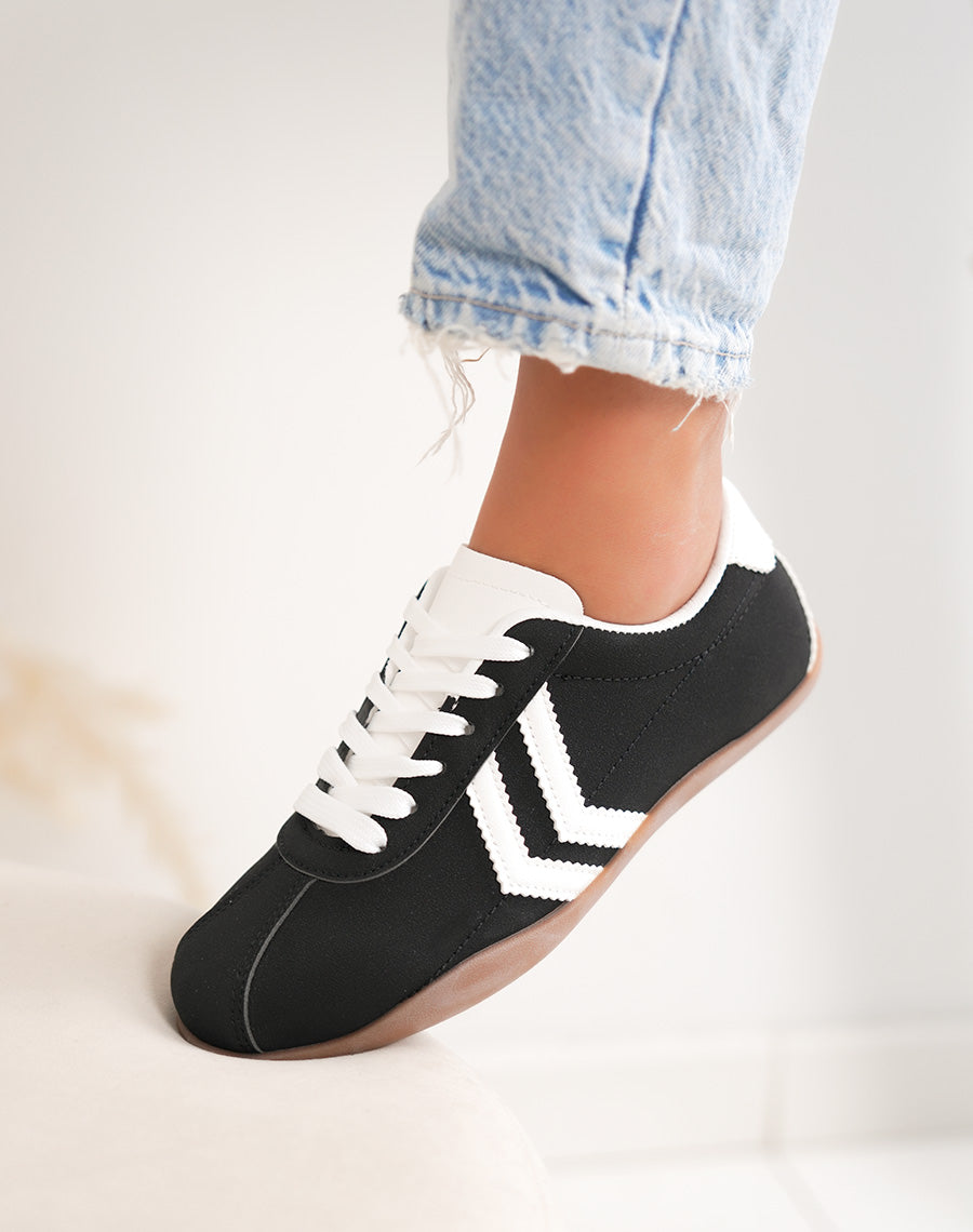 Baskets femme noires tendance à empiècement blanc style sportif chic