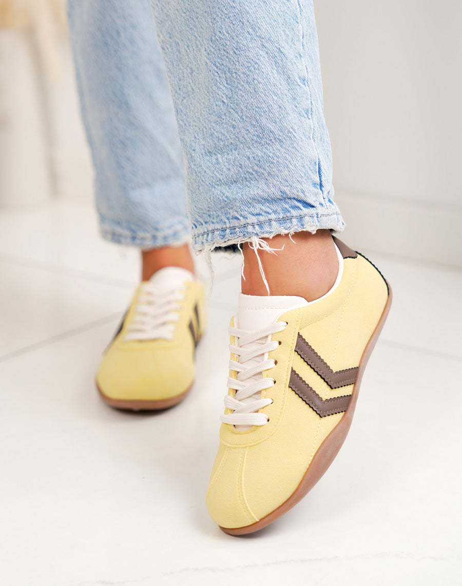 Baskets femme jaunes tendance à empiècements marron style rétro