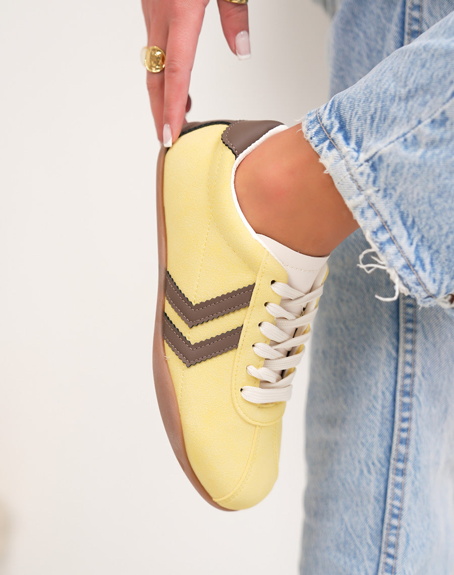 Baskets femme jaunes tendance à empiècements marron style rétro