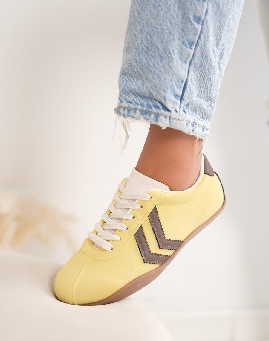 Baskets femme jaunes tendance à empiècements marron style rétro