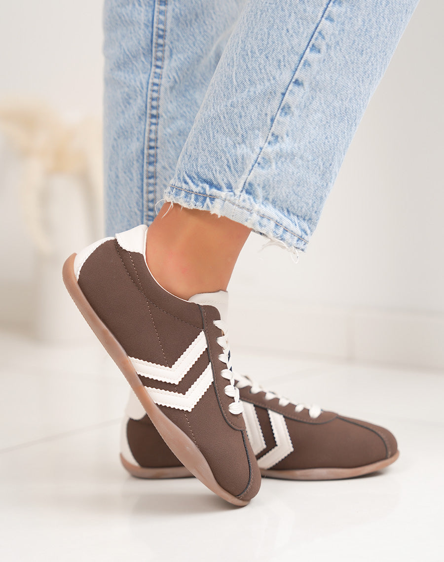 Baskets femme marron élégantes à empiècement beige clair style rétro