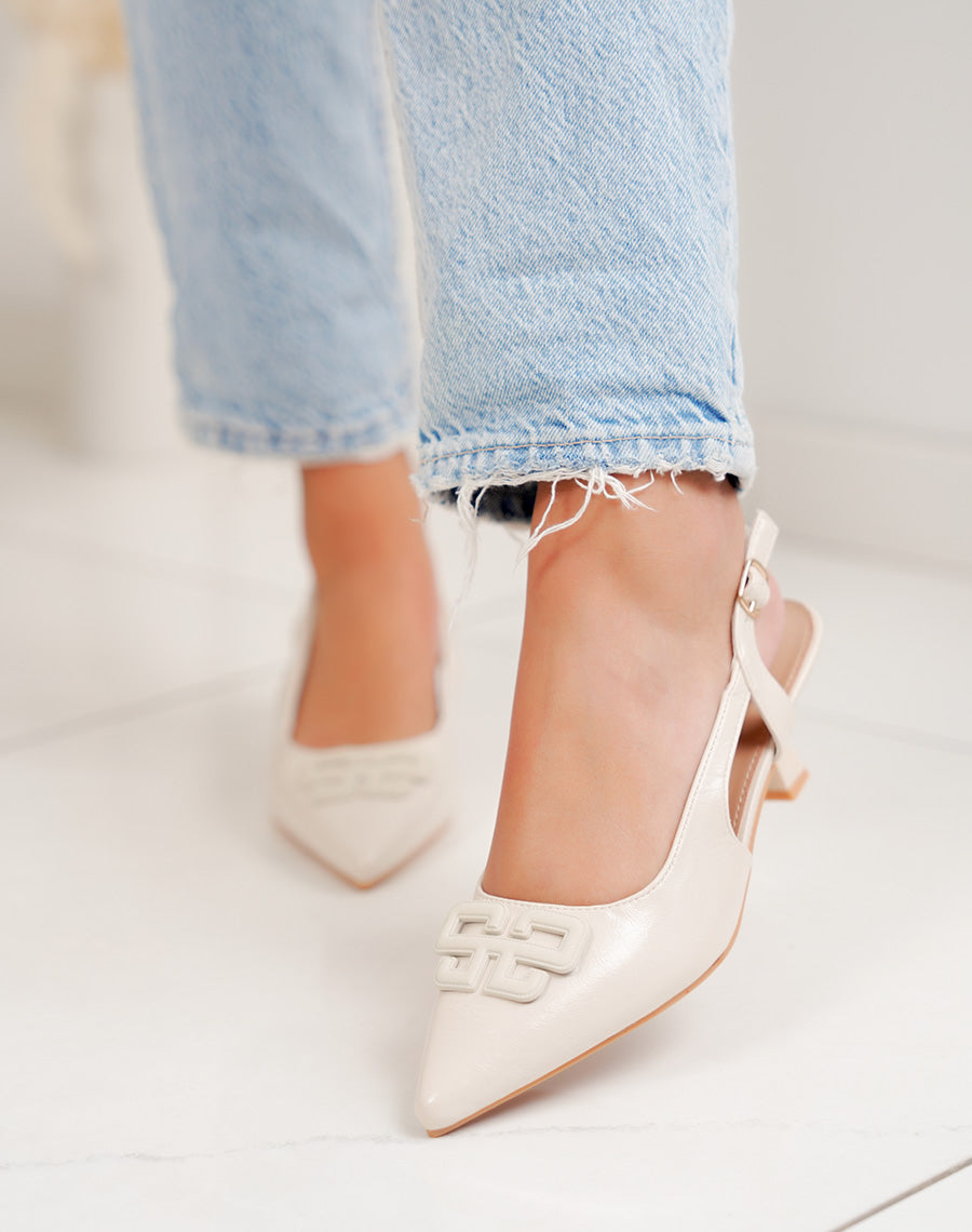 Escarpins femme beiges élégants à petit talon avec fine lanière ajustable