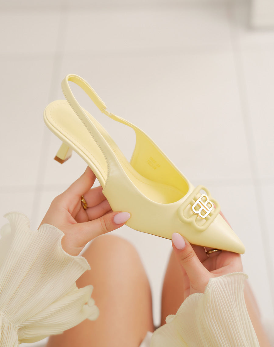 Escarpins femme jaunes à bout pointu élégants avec bijou doré et petit talon