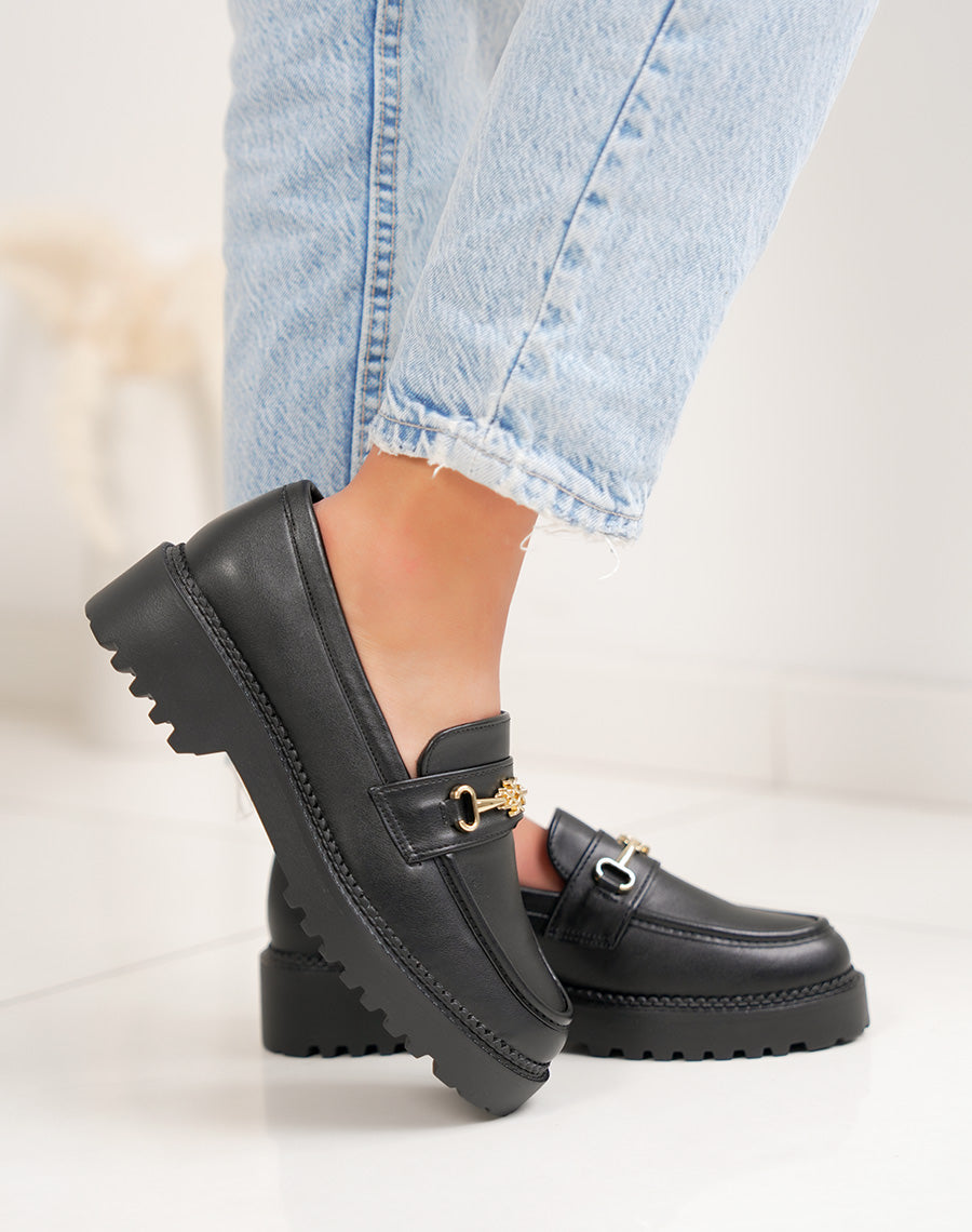 Mocassins femme noir tendance à petite plateforme avec bijou doré et semelle crantée