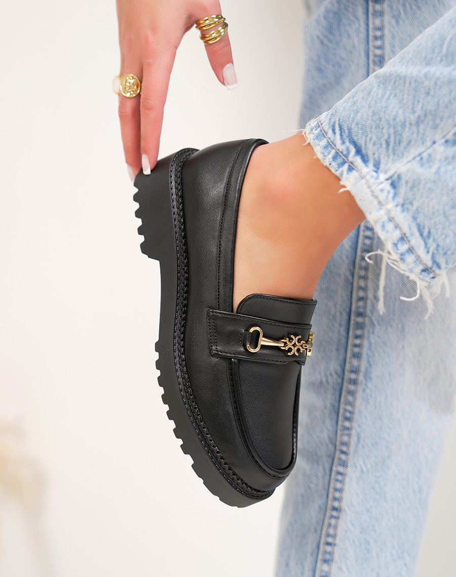 Mocassins femme noir tendance à petite plateforme avec bijou doré et semelle crantée